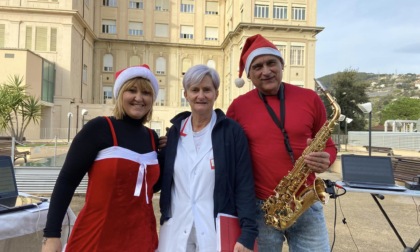 Cantante dedica concerto di Natale ai pazienti e al personale dell'ospedale di Sanremo