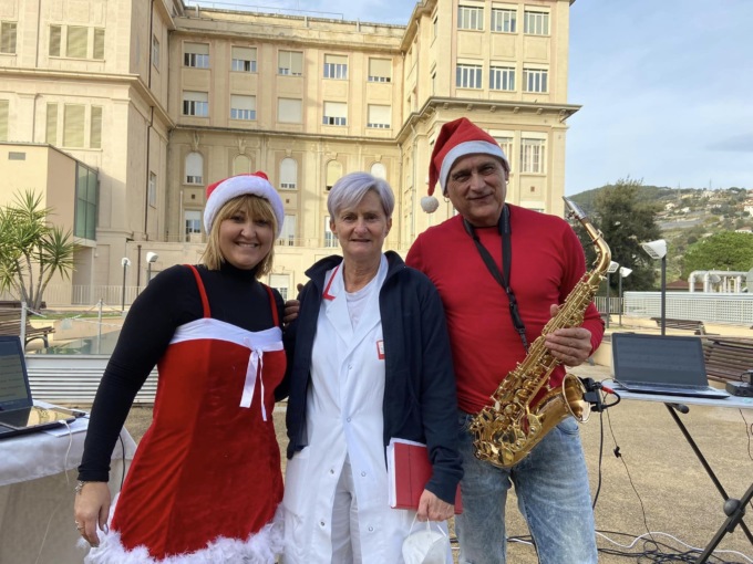 Cantante dedica concerto di Natale ai pazienti e al personale dell’ospedale di Sanremo