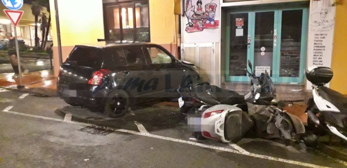 Con l’auto si schianta contro il muro in via della stazione a Ventimiglia