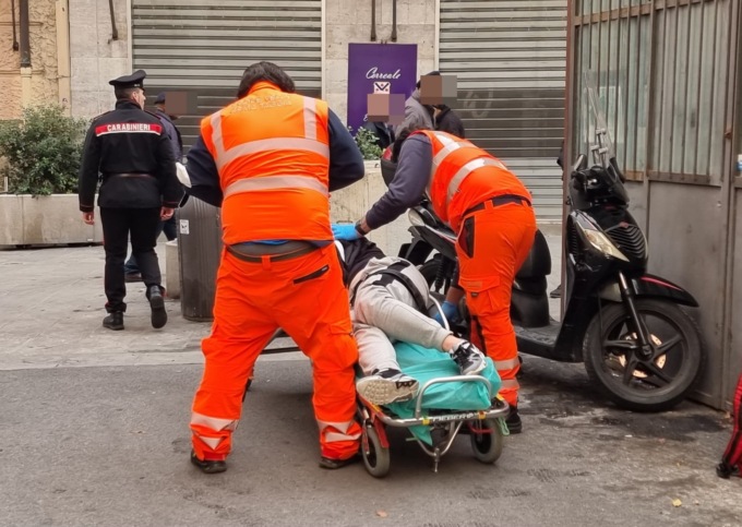 Malore per sospetta assunzione di alcol o altre sostanze , intervengono 118 e carabinieri