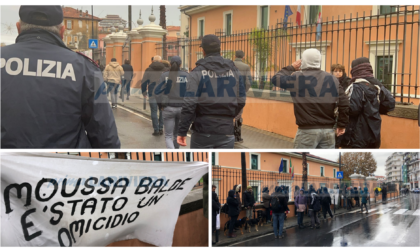 Processo Moussa Balde: imputati scortati da polizia, no border gridano: "Razzisti, assassini"