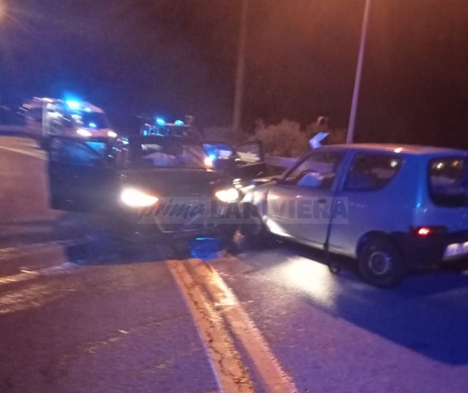 Scontro tra due auto nella notte a Ventimiglia, bilancio è di 4 feriti