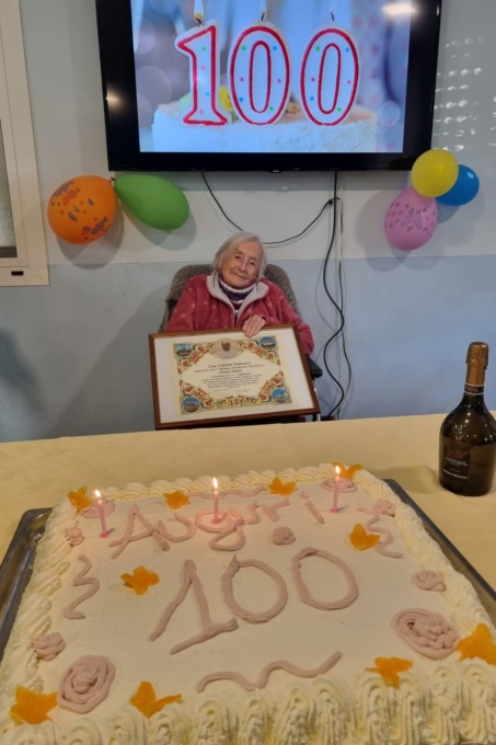 100 candeline per “Tia Marieta”