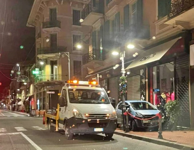 Auto speronata finisce sul marciapiede a Bordighera