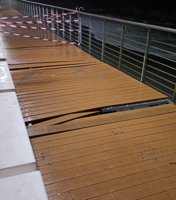 La mareggiata danneggia la passeggiata a sbalzo di Ventimiglia