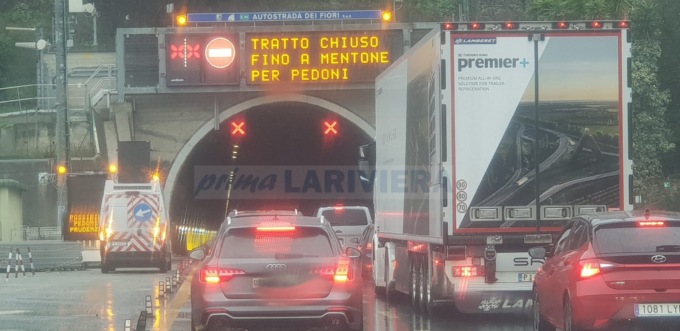 Pedoni sull’A10, traffico bloccato: “ma il ticket si paga lo stesso”