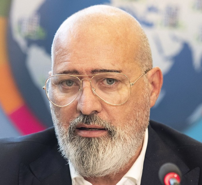 Il candidato alla segreteria nazionale del Pd Bonaccini al Nazionale di Sanremo