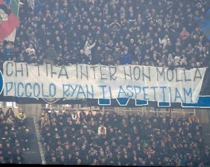 Sulle gradinate di San Siro spunta lo striscione dedicato a Ryan: “Chi tifa Inter non molla”
