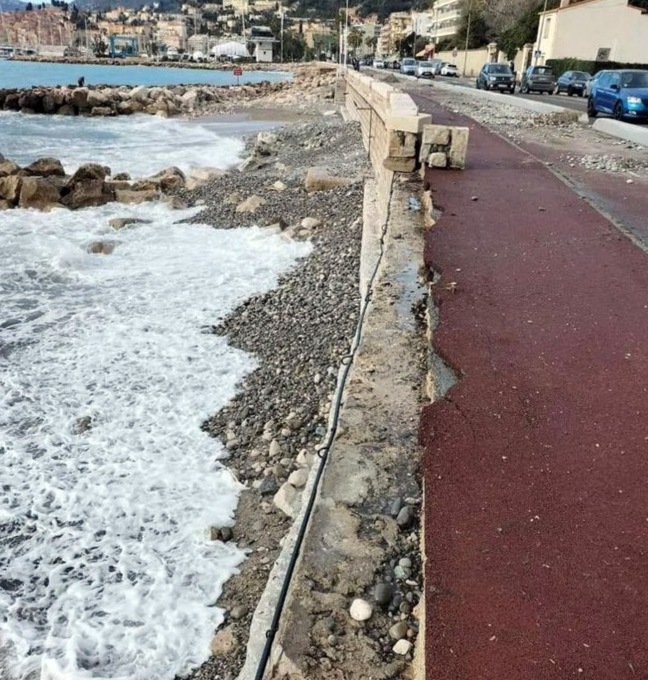 Danni anche a Mentone per la mareggiata