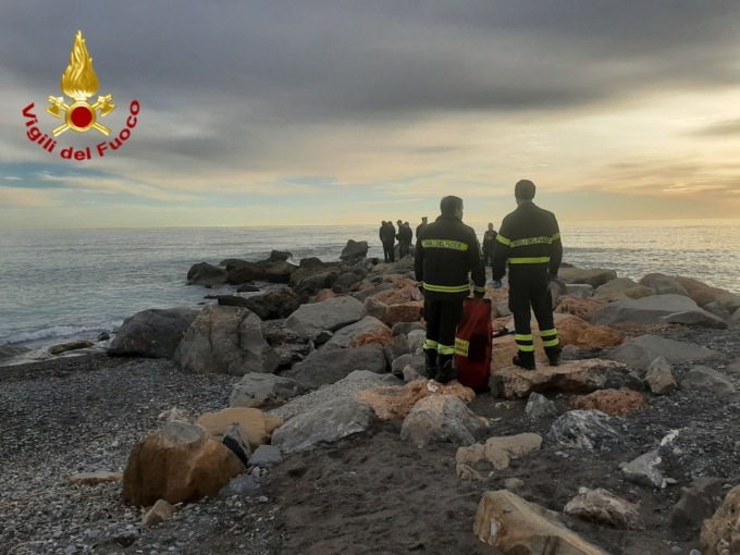 Trovato cadavere tra gli scogli a Ventimiglia