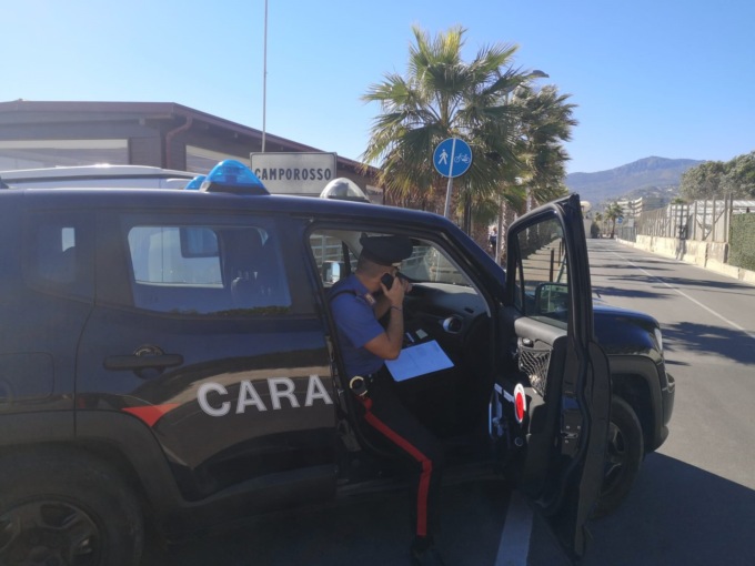 Ubriaco, ruba superalcolici e vestiario al supermercato e poi aggredisce addetto alla vigilanza. Arrestato