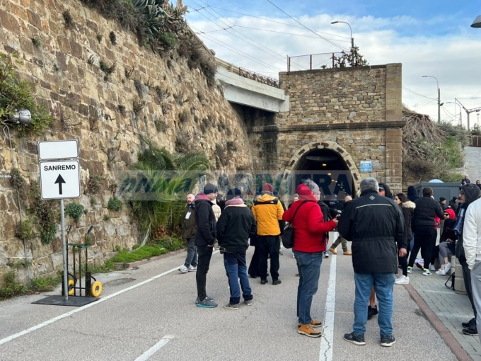 Fa troppo freddo: sulla ciclabile solo i figuranti per lo spot sul Festival, niente Morandi e Amadeus