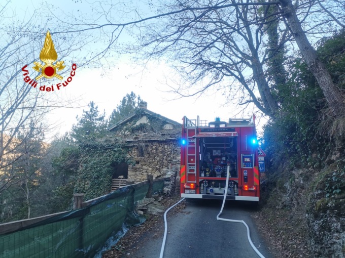 Incendio di una canna fumaria nell’entroterra di Imperia