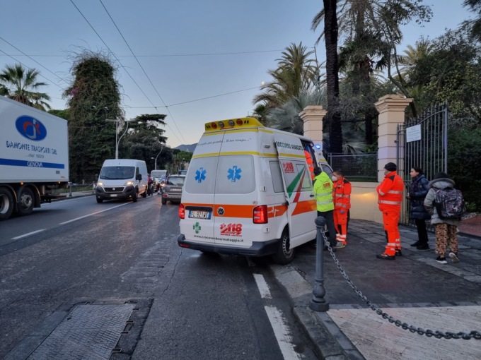Due incidenti a pochi metri di distanza. Mamma e figlio travolti da uno scooter
