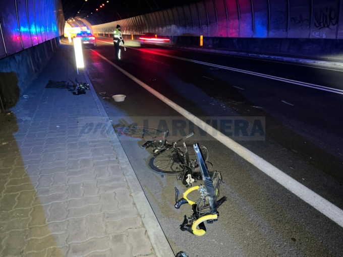 Black out in galleria: auto falcia bici e si allontana, gravissimo un ciclista