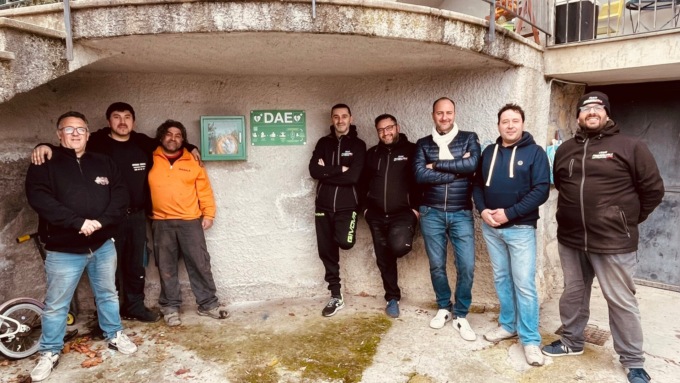 Il Team Piegavalvole regala un defibrillatore alla frazione di Villatella