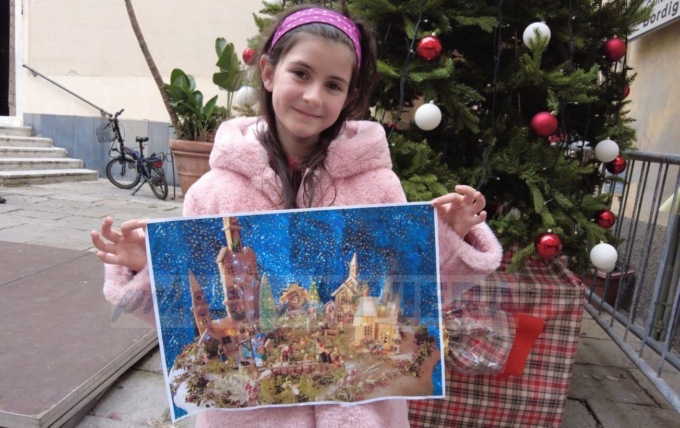 Nicole, 9 anni, di Seborga ha vinto il concorso dei presepi di Bordighera