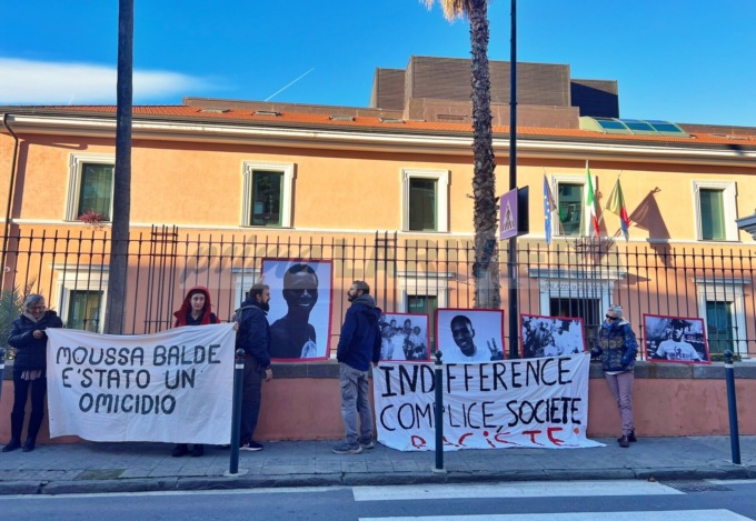 Sit-in davanti al tribunale di Imperia per la sentenza sull’aggressione a Moussa Balde