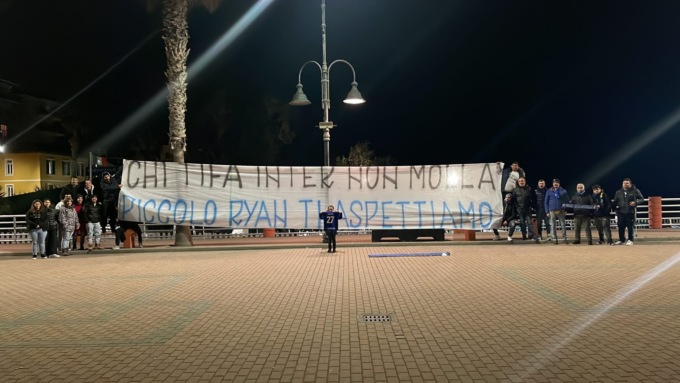 Lo striscione di Inter-Napoli dedicato a Ryan è arrivato da San Siro a Ventimiglia