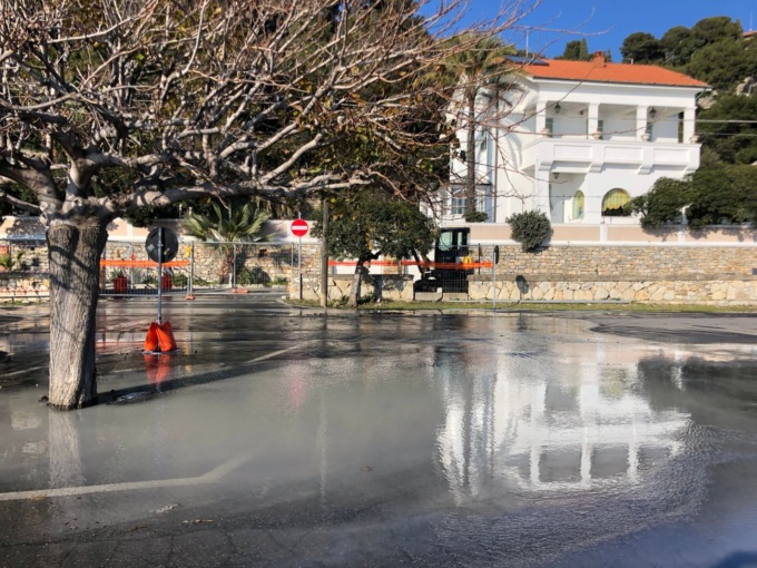 Tubo rotto piazzale alla Rabina allagato