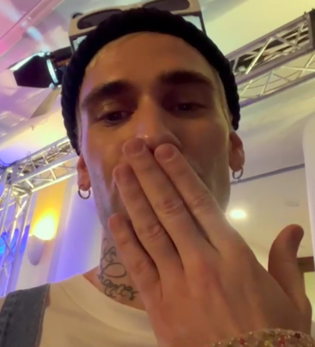 Festival di Sanremo: Mr. Rain (terzo classificato) saluta il piccolo Ryan