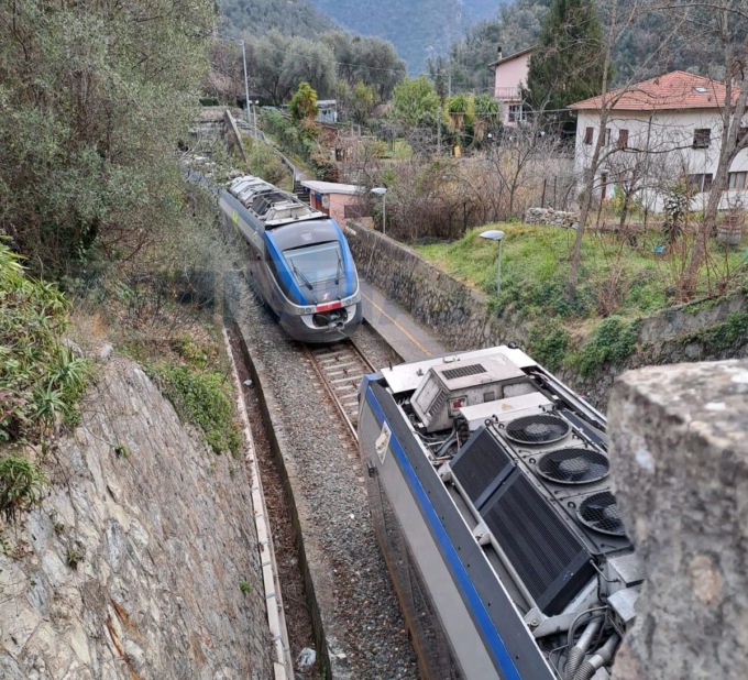 Brucia il motore: treno Ventimiglia-Cuneo si ferma ad Airole, passeggeri nel caos