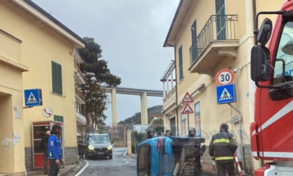 Auto si ribalta per strada in frazione Latte a Ventimiglia