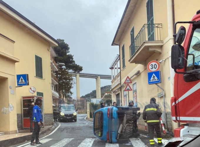 Auto si ribalta per strada in frazione Latte a Ventimiglia