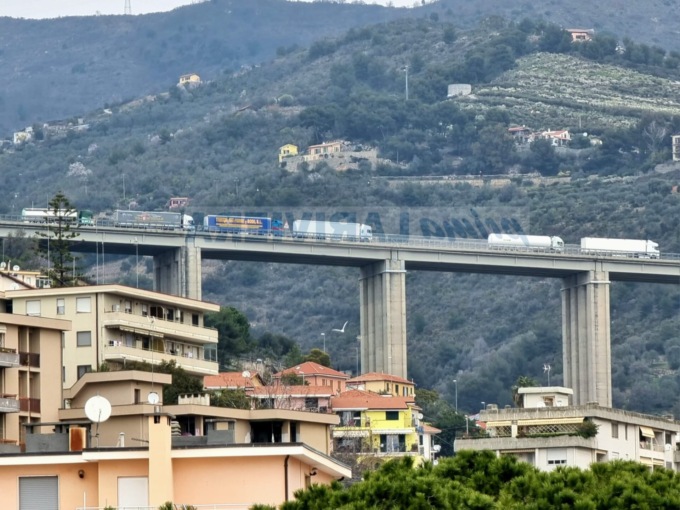 A10: Sette chilometri di coda tra Arma e Imperia per il recupero di un mezzo pesante