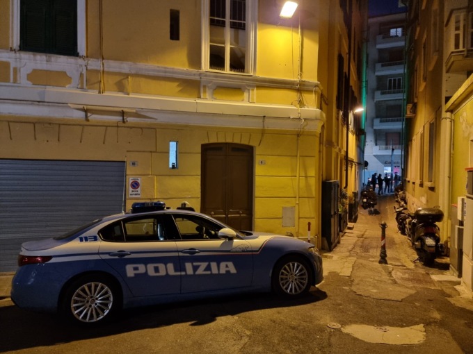 Sospetto borsello bomba in un traversa di via Fiume, con proiettili e forse innesco