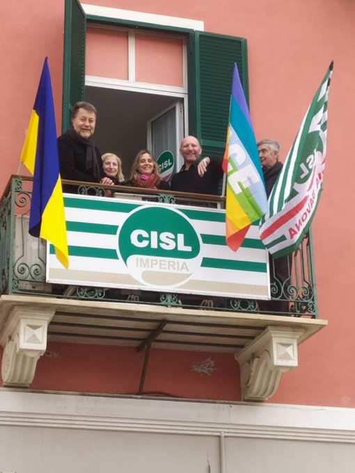 Cisl issa la bandiera ucraina al fianco di quella della pace