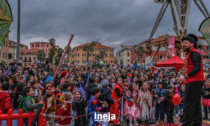 Pioggia di coriandoli sulla festa di carnevale in Banchina Aicardi