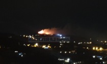 Incendio boschivo nella notte sulle alture di Sanremo