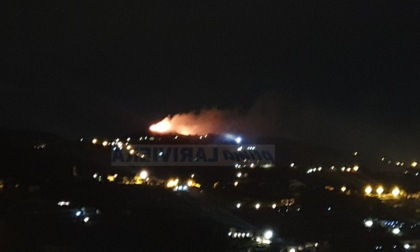 Incendio boschivo nella notte sulle alture di Sanremo