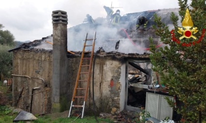 Sgomberate 4 persone a Diano Borganzo per l'incendio di un tetto