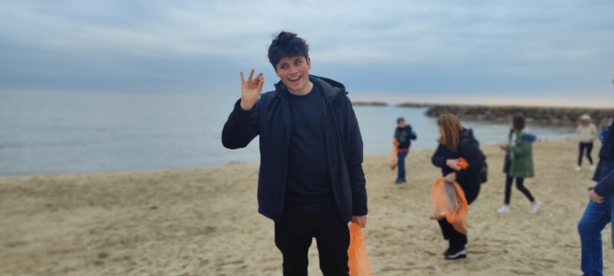 La “meglio gioventù” di Tik Tok pulisce le spiagge