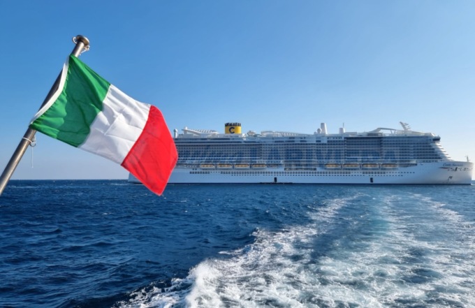 Il video e foto reportage sulla nave da crociera Costa Smeralda in rada a Sanremo