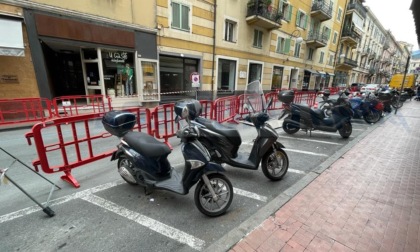 Avvallamento dell'asfalto: recinzione urgente di un tratto di via Cavour a Ventimiglia