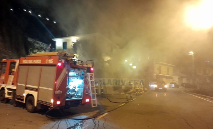 Bruciano alcuni cassonetti in via Duca degli Abruzzi a Sanremo