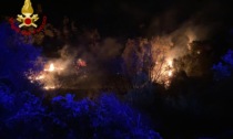 Incendio di sterpaglie nella notte in valle Armea