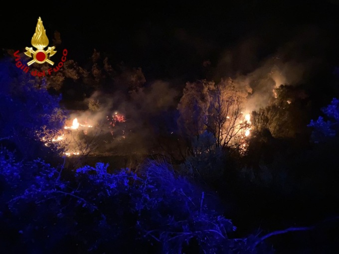 Incendio di sterpaglie nella notte in valle Armea