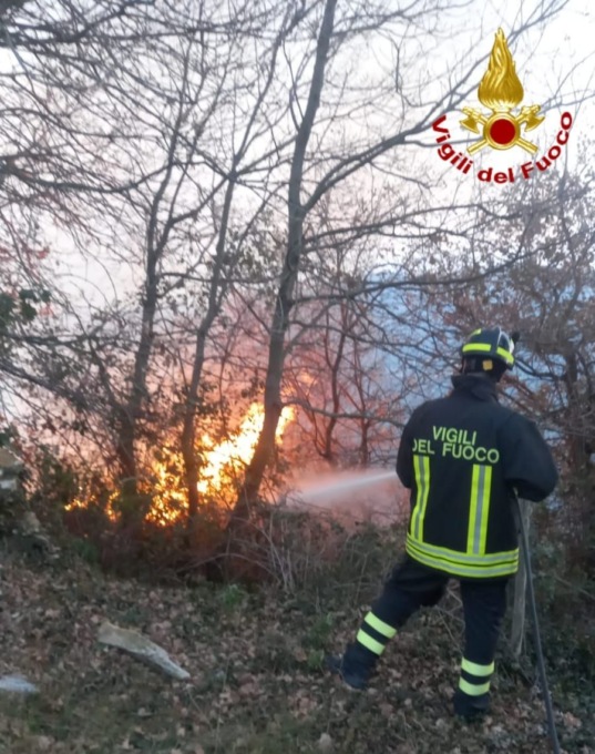 Incendio boschivo sul monte Follia a Pietrabruna