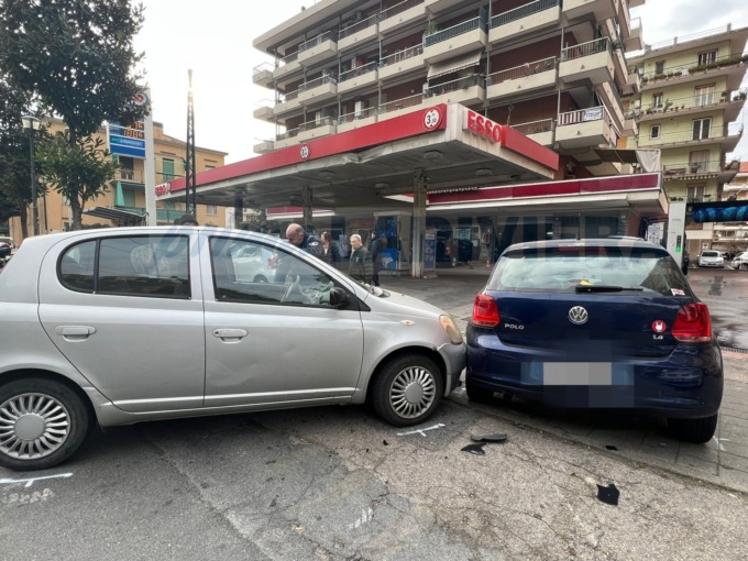 Tamponamento tra due auto al distributore, coinvolta anche una moto