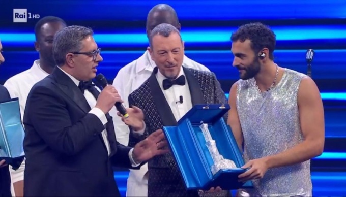 Mengoni vince la serata dei duetti
