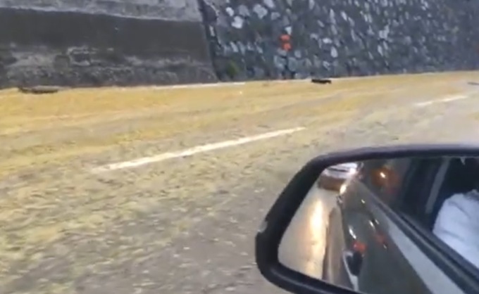 Tir perde carico di olive sott’olio in autostrada. Il video