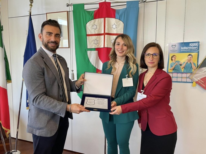 Targa della Presidenza del Consiglio regionale alla maestra Ilaria Gallio