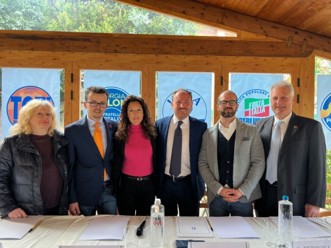 “Non c’è altro centrodestra oltre a questo”: Flavio Di Muro presenta la candidatura a sindaco