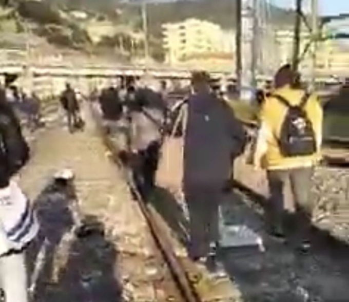Bloccati sul treno francese a 200 metri dalla stazione, l’odissea di centinaia di passeggeri