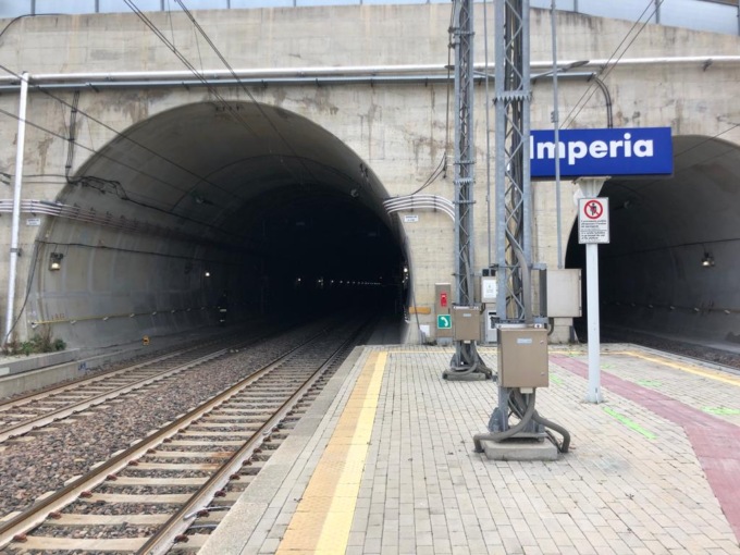Investito e ucciso dal treno in galleria a Imperia, sospesa linea ferroviaria