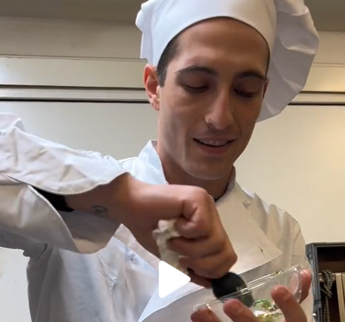 Damiano dei Maneskin prepara il pesto con un sex toy 